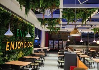 快餐店室内景观，成都东站德克士仿真绿植吊顶植物墙造景