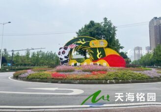 大运会绿雕，郫都区金粮路口熊猫造型仿真绿雕景观