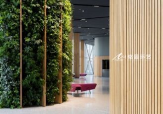 原木和绿色搭配，大厦包柱子植物墙景观